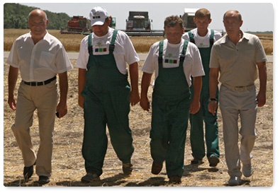 Prime Minister Vladimir Putin, who is on a visit to the Krasnodar Territory, inspected the wheat harvesting at the village of Vyselki