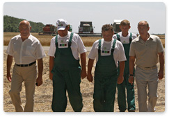 Prime Minister Vladimir Putin, who is on a visit to the Krasnodar Territory, inspected the wheat harvesting at the village of Vyselki
