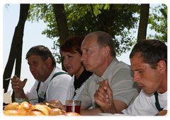 Prime Minister Vladimir Putin in a wheat field of the Agrocomplex Company|3 july, 2009|16:24