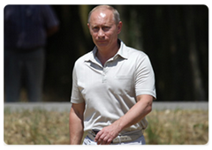Prime Minister Vladimir Putin in a wheat field of the Agrocomplex Company|3 july, 2009|16:24