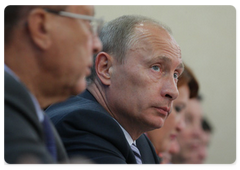 Prime Minister Vladimir Putin holding a meeting on the preparations for and the start of the grain harvesting season in 2009|3 july, 2009|17:01