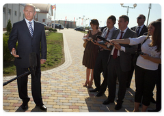 On completing his visit to the Krasnodar Territory, Prime Minister Vladimir Putin went to see the Ice Palace of the Sports Complex in the village of Vyselki, and also replied to questions from journalists|3 july, 2009|21:09