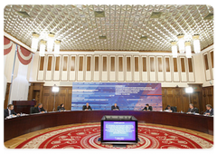 Prime Minister Vladimir Putin chairing a meeting in Khabarovsk on monitoring the executive authorities’ implementation of the President and Government’s instructions on the development of the Far Eastern region|31 july, 2009|09:31