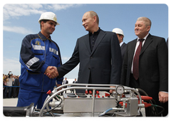 В.В.Путин принял участие в торжественной церемонии начала строительства магистрального газопровода «Сахалин-Хабаровск-Владивосток»|31 июля, 2009|10:24