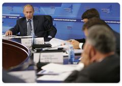 Prime Minister Vladimir Putin chairing a meeting in Khabarovsk on monitoring the executive authorities’ implementation of the President and Government’s instructions on the development of the Far Eastern region|31 july, 2009|10:32