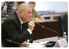 Заместитель председателя ОАО «Газпром» Александр Ананенков на совещании по вопросу «О контроле исполнения органами исполнительной власти поручений Президента России и Правительства России по вопросам, связанным с развитием Дальневосточного региона»|31 июля, 2009|10:32