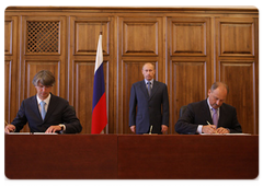 Several documents were signed after the conference in Khabarovsk in the presence of Prime Minister Vladimir Putin, including|31 july, 2009|11:19