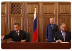 Several documents were signed after the conference in Khabarovsk in the presence of Prime Minister Vladimir Putin, including|31 july, 2009|11:39