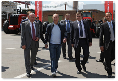 В.В.Путин посетил завод «Ростсельмаш», где производятся современные комбайны, тракторы и другая сельхозтехника