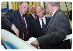 Prime Minister Vladimir Putin at the signing of the commemorative certificate establishing the Ural-Boeing joint venture between Boeing and VSMPO-Avisma, which will produce titanium components for aircraft|7 july, 2009|17:29