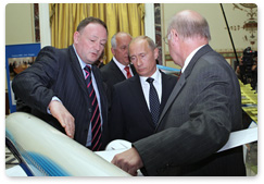 Prime Minister Vladimir Putin took part in a ceremony of signing the commemorative certificate establishing the Ural-Boeing joint venture between Boeing and VSMPO-Avisma, which will produce titanium components for aircraft