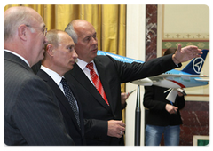 Prime Minister Vladimir Putin at the signing of the commemorative certificate establishing the Ural-Boeing joint venture between Boeing and VSMPO-Avisma, which will produce titanium components for aircraft|7 july, 2009|17:29