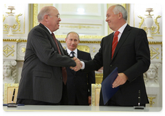 Prime Minister Vladimir Putin at the signing of the commemorative certificate establishing the Ural-Boeing joint venture between Boeing and VSMPO-Avisma, which will produce titanium components for aircraft|7 july, 2009|17:29