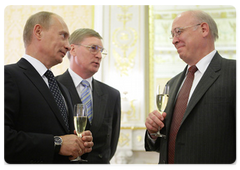 Prime Minister Vladimir Putin at the signing of the commemorative certificate establishing the Ural-Boeing joint venture between Boeing and VSMPO-Avisma, which will produce titanium components for aircraft|7 july, 2009|17:29