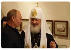 Председатель Правительства Российской Федерации В.В.Путин посетил остров Валаам, где вместе с Патриархом Московским и всея Руси Кириллом осмотрел Валаамский монастырь|9 июля, 2009|20:05