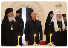 Председатель Правительства Российской Федерации В.В.Путин посетил остров Валаам, где вместе с Патриархом Московским и всея Руси Кириллом осмотрел Валаамский монастырь|9 июля, 2009|20:05