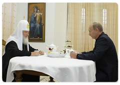 Председатель Правительства Российской Федерации В.В.Путин посетил остров Валаам, где вместе с Патриархом Московским и всея Руси Кириллом осмотрел Валаамский монастырь|9 июля, 2009|20:49