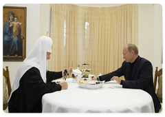 Председатель Правительства Российской Федерации В.В.Путин посетил остров Валаам, где вместе с Патриархом Московским и всея Руси Кириллом осмотрел Валаамский монастырь|9 июля, 2009|20:53