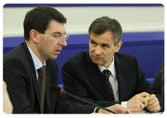 Министр связи и массовых коммуникаций РФ Игорь Щеголев и Министр внутренних дел РФ Рашид Нургалиев (слева направо) на заседании Государственной пограничной комиссии в Петрозаводске|9 июля, 2009|21:00