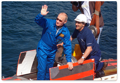 Prime Minister Vladimir Putin, on a working visit to the Siberian Federal District, descended to the bottom of Lake Baikal aboard the deep-sea submersible Mir