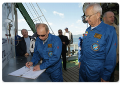 Prime Minister Vladimir Putin, on a working visit to the Siberian Federal District, descended to the bottom of Lake Baikal aboard a Mir submersible|1 august, 2009|13:04