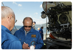 Prime Minister Vladimir Putin, on a working visit to the Siberian Federal District, descended to the bottom of Lake Baikal aboard a Mir submersible|1 august, 2009|13:05
