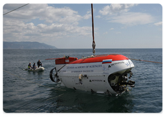 Prime Minister Vladimir Putin, on a working visit to the Siberian Federal District, descended to the bottom of Lake Baikal aboard a Mir submersible|1 august, 2009|13:13