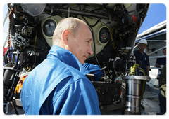Prime Minister Vladimir Putin, on a working visit to the Siberian Federal District, descended to the bottom of Lake Baikal aboard a Mir submersible|1 august, 2009|15:58