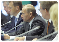 Председатель Правительства Российской Федерации В.В.Путин, находящийся с рабочей поездкой в Ставропольском крае, провел заседание Правительственной комиссии по вопросам регионального развития|10 августа, 2009|18:22