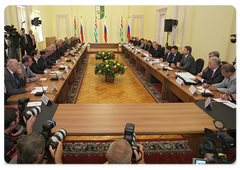 Председатель Правительства Российской Федерации В.В.Путин принял участие в российско-абхазских переговорах|12 августа, 2009|17:46