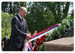 Председатель Правительства Российской Федерации В.В.Путин, прибывший с рабочим визитом в Абхазию, почтил память воинов, павших во время грузино-абхазского конфликта 1992-93 гг|12 августа, 2009|18:01