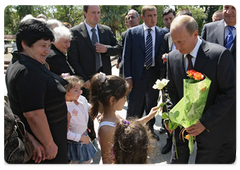 В.В.Путин и С.В.Багапш пообщались с вдовами и матерями погибших защитников Абхазии|12 августа, 2009|18:01