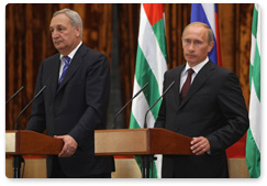 Russian Prime Minister Vladimir Putin and Abkhaz President Sergei Bagapsh addressed a joint news conference