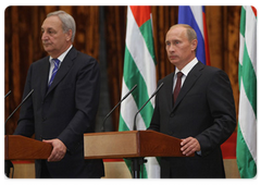 По итогам подписания документов Президент Республики Абхазия С.В.Багапш и Председатель Правительства Российской Федерации В.В.Путин дали пресс-конференцию|12 августа, 2009|20:46