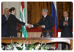 По итогам рабочего визита  В.В.Путина в Абхазию было подписано Соглашение между Правительством Республики Абхазия и Правительством Российской Федерации  об оказании помощи Республике Абхазия в социально-экономическом развитии|12 августа, 2009|21:01