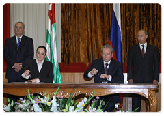 По итогам рабочего визита  В.В.Путина в Абхазию было подписано Соглашение между Правительством Республики Абхазия и Правительством Российской Федерации  об оказании помощи Республике Абхазия в социально-экономическом развитии|12 августа, 2009|21:01