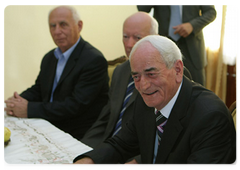 Председатель Правительства Российской Федерации В.В.Путин встретился с Советом старейшин Республики Абхазия|12 августа, 2009|21:10