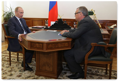 Prime Minister Vladimir Putin met with Andrei Kostin, head of Vneshtorgbank (VTB)