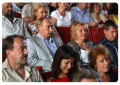 Prime Minister Vladimir Putin and his wife Lyudmila during a concert of iconic jazz singer Larisa Dolina in Sochi|13 august, 2009|22:35