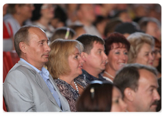 Prime Minister Vladimir Putin and his wife Lyudmila during a concert of iconic jazz singer Larisa Dolina in Sochi|13 august, 2009|22:45