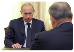 Prime Minister Vladimir Putin during a meeting with Chairman of Vnesheconombank Vladimir Dmitriyev|15 august, 2009|11:53