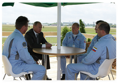 Prime Minister Vladimir Putin meeting with the Russian Knights aerobatic team during his visit to the MAKS-2009 Air Show|18 august, 2009|16:26