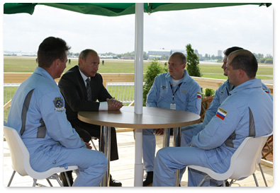 During his visit to the MAKS-2009 Air Show, Prime Minister Vladimir Putin met with the Russian Knights aerobatic team