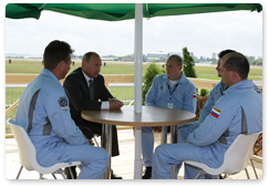 During his visit to the MAKS-2009 Air Show, Prime Minister Vladimir Putin met with the Russian Knights aerobatic team