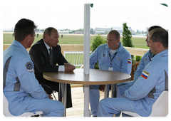 Prime Minister Vladimir Putin meeting with the Russian Knights aerobatic team during his visit to the MAKS-2009 Air Show|18 august, 2009|16:26