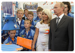 Prime Minister Vladimir Putin visiting exhibition pavilions at the International Air Show MAKS-2009|18 august, 2009|16:26