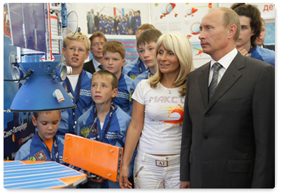 Prime Minister Vladimir Putin visited exhibition pavilions at the International Air Show MAKS-2009