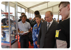 Prime Minister Vladimir Putin visiting exhibition pavilions at the International Air Show MAKS-2009|18 august, 2009|16:26