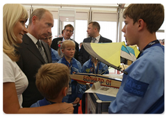 Prime Minister Vladimir Putin visiting exhibition pavilions at the International Air Show MAKS-2009|18 august, 2009|16:26