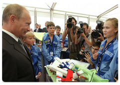 Prime Minister Vladimir Putin visiting exhibition pavilions at the International Air Show MAKS-2009|18 august, 2009|16:26